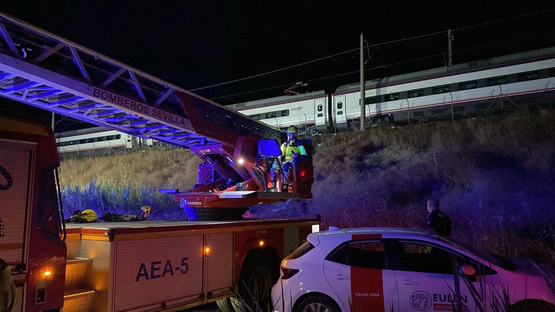 Los servicios de Protección Civil y la Policía Local de Sevilla se desplazó hasta la zona de la incidencia para evacuar a los pasajeros afectados por la avería en la catenaria. REMITIDA / HANDOUT por AYUNTAMIENTO DE SEVILLA Fotografía remitida a medios de comunicación exclusivamente para ilustrar la noticia a la que hace referencia la imagen, y citando la procedencia de la imagen en la firma 06/08/2025