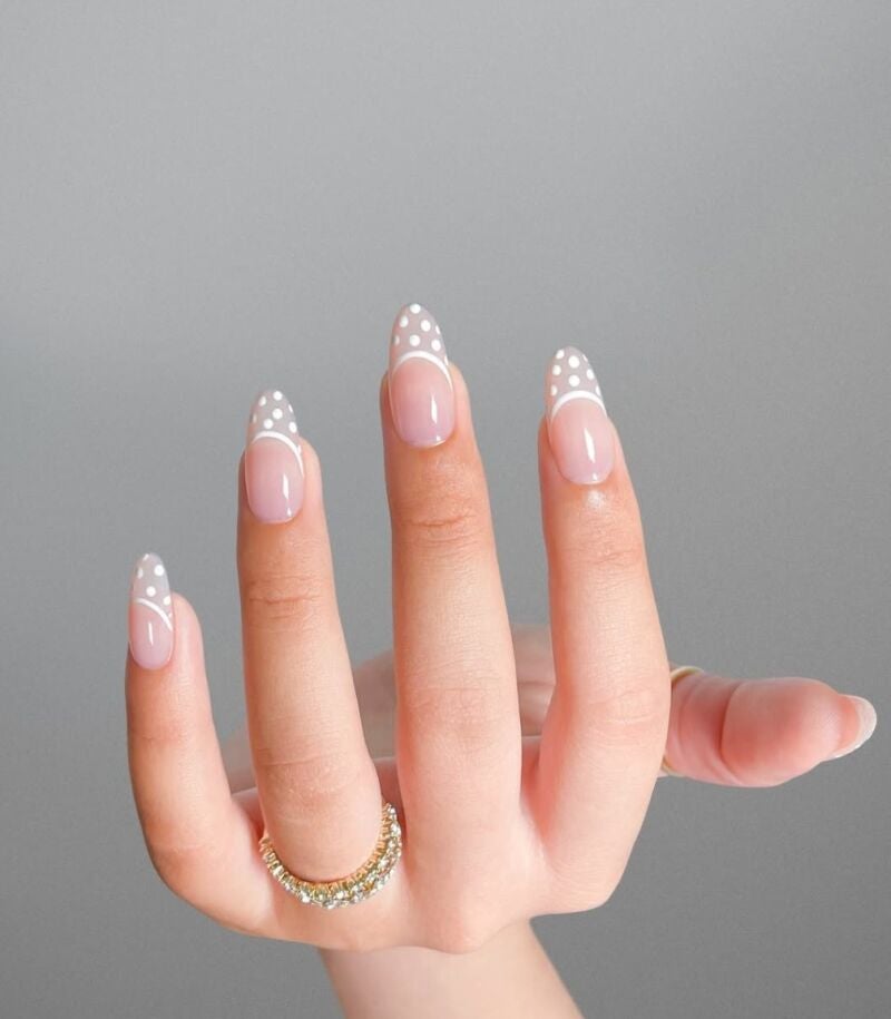Manicura francesa lunares