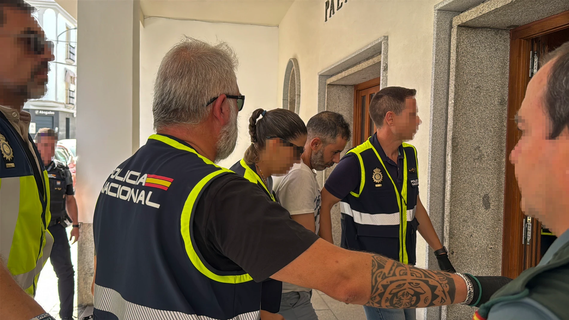DON BENITO (BADAJOZ), 06/08/2025.- El hombre detenido en Don Benito (Badajoz) por el presunto asesinato de su pareja pasa este miércoles a disposición judicial. EFE/ Samuel Sánchez