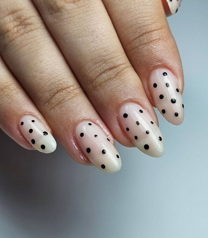 Manicura en blanco y negro