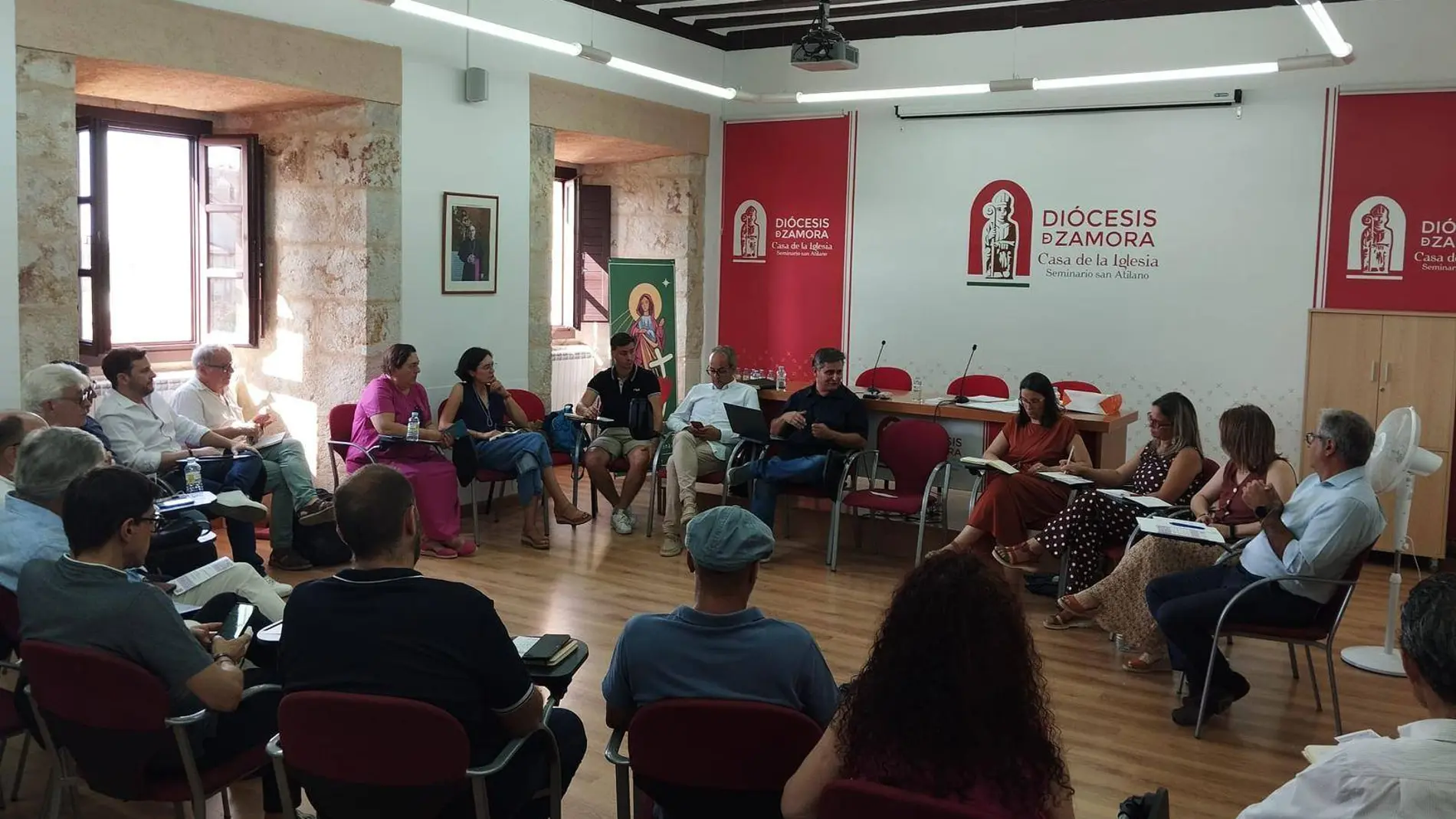 El presidente en funciones de la Diputación de Zamora, Víctor López, se reúne con miembros de la Fundación Las Edades del Hombre y empresarios del sector turístico