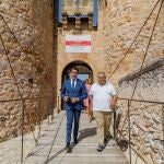 El consejero de Medio Ambiente, Vivienda y Ordenación del Territorio, Juan Carlos Suárez-Quiñones; junto al alcalde de Turégano, Juan Montes; la Diputada de Área de Promoción Provincial y Desarrollo Rural Sostenible, Magdalena Rodríguez; visitan las obras de rehabilitación del castillo de Turégano