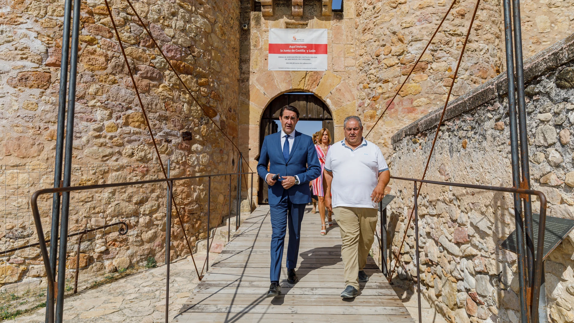 El consejero de Medio Ambiente, Vivienda y Ordenación del Territorio, Juan Carlos Suárez-Quiñones; junto al alcalde de Turégano, Juan Montes; la Diputada de Área de Promoción Provincial y Desarrollo Rural Sostenible, Magdalena Rodríguez; visitan las obras de rehabilitación del castillo de Turégano