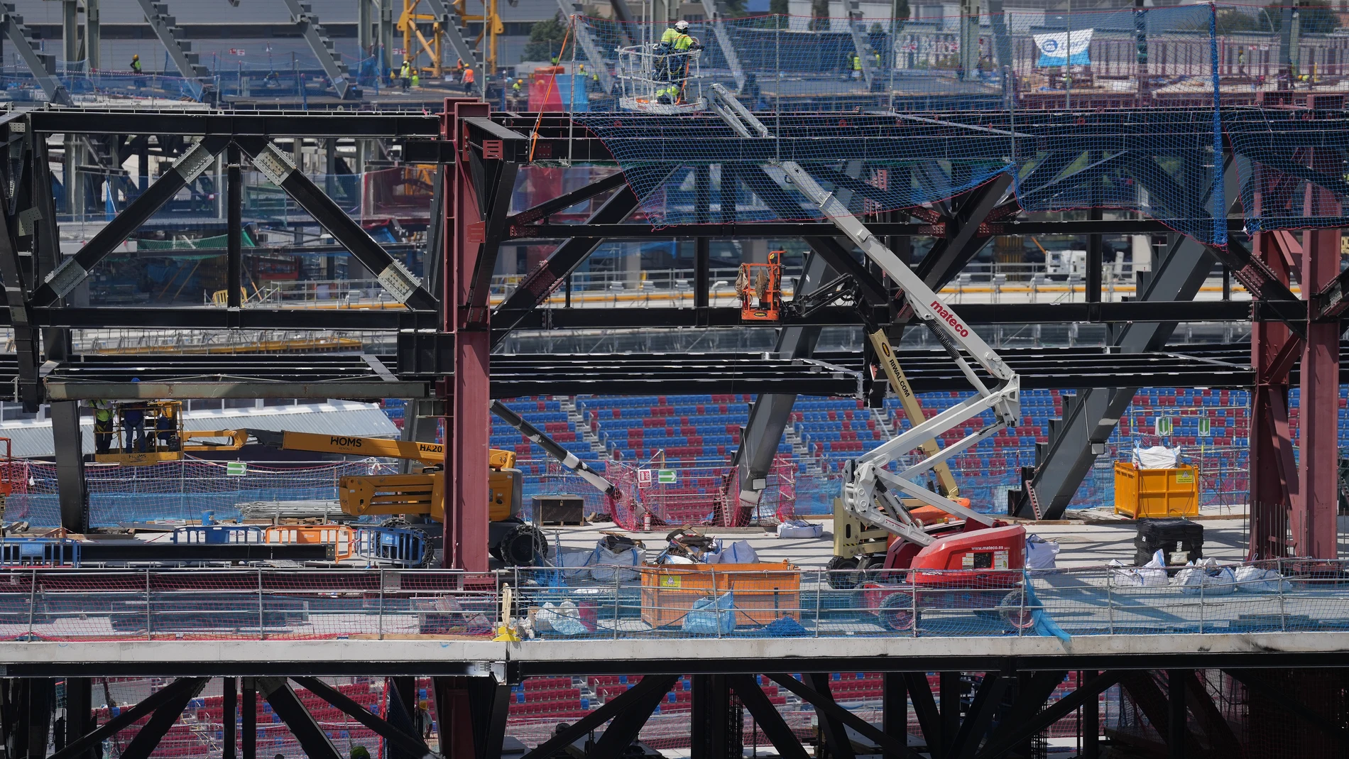 Obras del nuevo estadio de fútbol Spotify Camp Nou, a 7 de agosto de 2025, en Barcelona, Catalunya (España). El regreso del primer equipo masculino de fútbol del FC Barcelona al nuevo Spotify Camp Nou será progresivo, con tres fases distintas con diferentes aforos a falta de la futura apertura definitiva del tercer anillo, tras acordar el club y el Ayuntamiento de Barcelona una modificación de la licencia de Obra y Actividades para poder ir dando luz verde al nuevo estadio a medida que se cul...