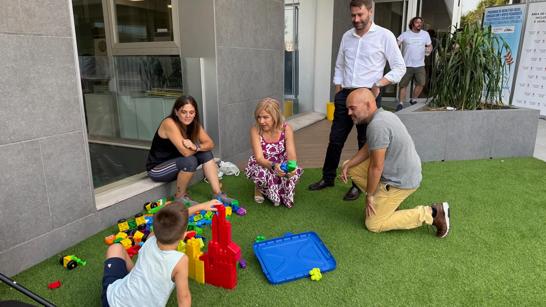 Paola Laynez y Francisco González Bellido, durante su visita a la Escuela de Verano Inclusiva del Espacio Alma, gestionada por FAAM en Almería. REMITIDA / HANDOUT por AYUNTAMIENTO DE ALMERÍA Fotografía remitida a medios de comunicación exclusivamente para ilustrar la noticia a la que hace referencia la imagen, y citando la procedencia de la imagen en la firma 07/08/2025