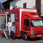 El consejero de Presidencia de Madrid visita una de las cuatro oficinas móviles de Atención al Ciudadano