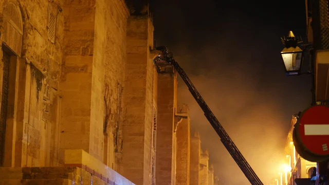 El incendio declarado este viernes en el interior de la Mezquita-Catedral de Córdoba, Patrimonio de la Humanidad, originado en una de las capillas y que se ha extendido hasta las cubiertas, ya está acotado y en proceso de extinción, según han informado a EFE fuentes del Cabildo Catedral. El fuego se habría originado sobre las 21:15 horas en una capilla ubicada en las naves de Almanzor y que se estaba utilizando como almacén de la maquinaria que se usa habitualmente en el templo, aunque se desconocen las causas que han originado las llamas.