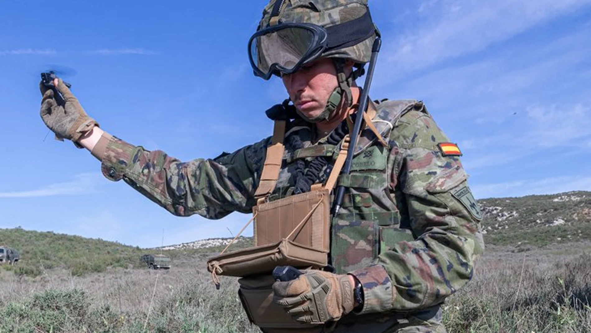 Miembro de las Fuerzas Armadas desplegando un dron 'black hornet'
