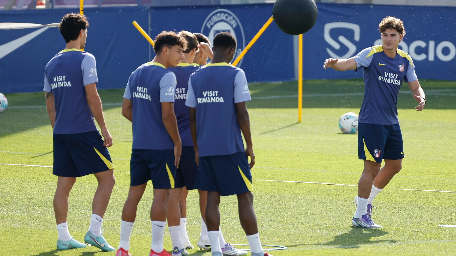 MAJADAHONDA (MADRID), 08/08/2025.- Los jugadores del Atlético de Madrid durante el entrenamiento del equipo, este viernes en Majadahonda. EFE/Chema Moya