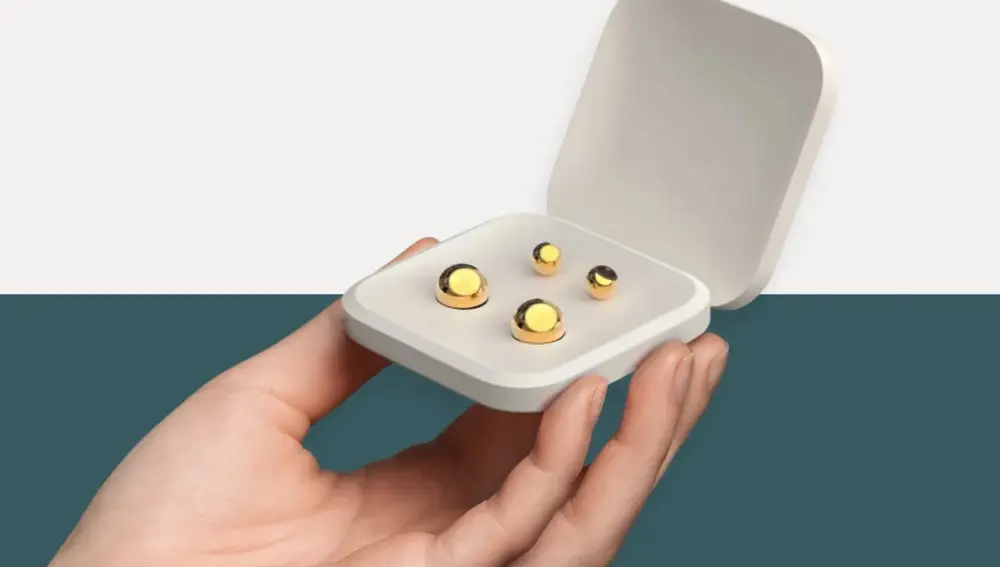 Pendientes Incora en su estuche de carga