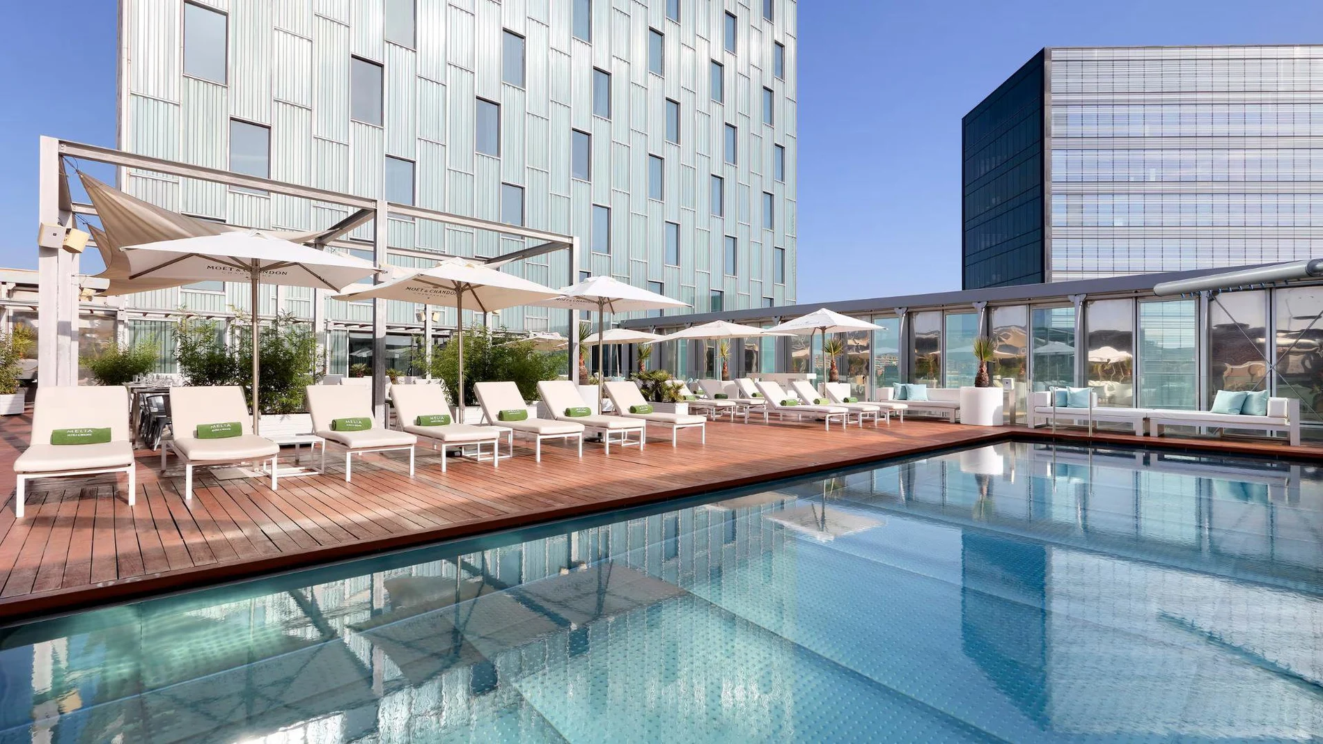 Crece el número de hoteles que abre sus piscinas al público sin necesidad de ser huésped