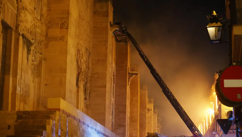 Acotado y en proceso de extinción el incendio declarado en la Mezquita-Catedral de Córdoba
