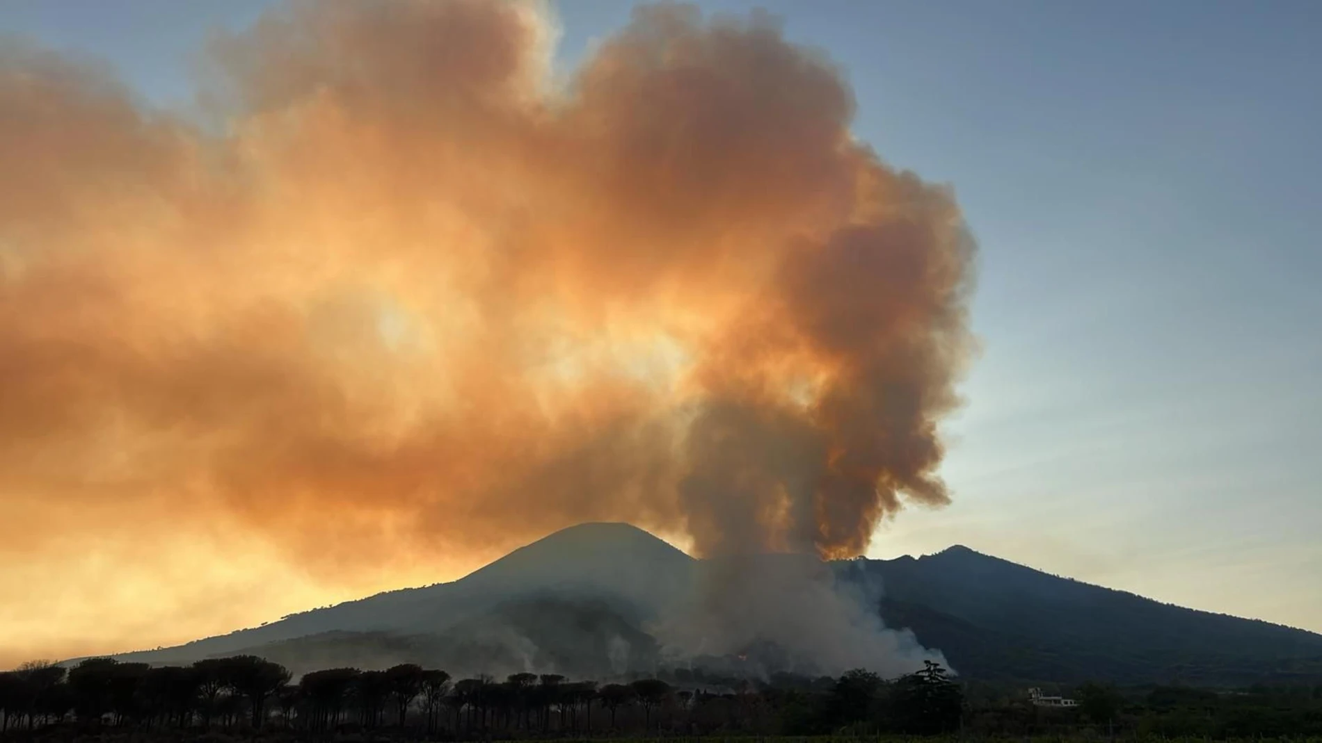 NAPLES (Italy), 08/08/2025.- A large fire is raging in a green area on the slopes of Mount Vesuvius near Naples, Italy, 08 August 2025. A tall column of smoke has risen into the sky and is visible from Naples. Firefighters are on site to contain the blaze. (incendio forestal, Italia, Nápoles) EFE/EPA/CESARE ABBATE
