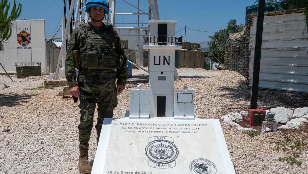El general Esteban, ante el monolito en honor del cabo Soria, fallecido en 2015 alcanzado por fuego israelí