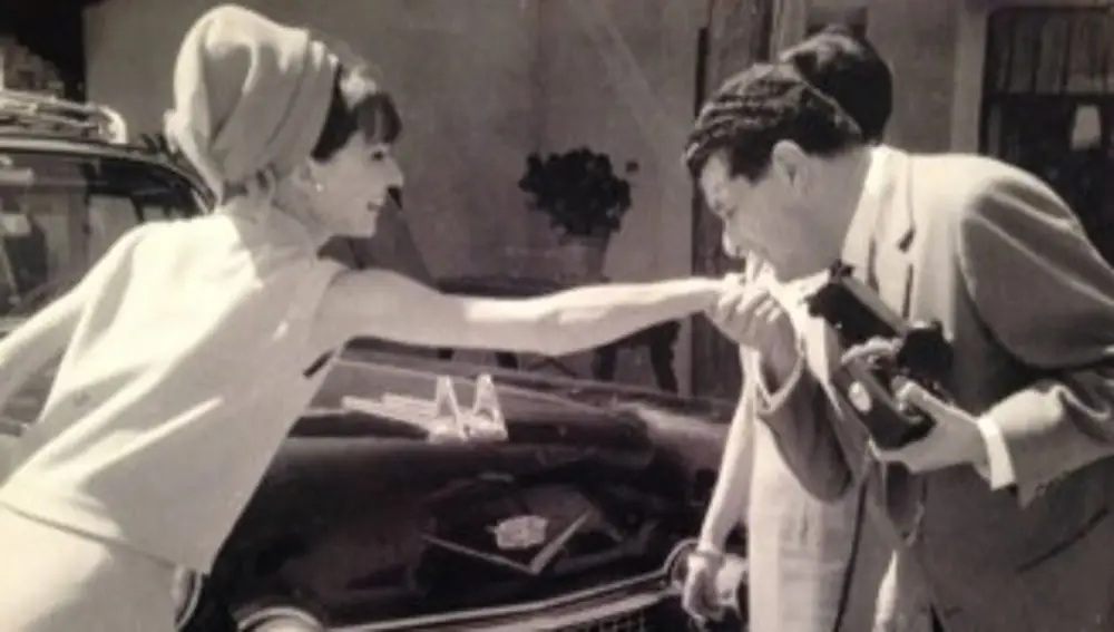 Jesús Landa besa la mano de Audrey Hepburn en una visita de la actriz al restaurante burgalés en los años 60.