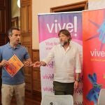 El director de La 8 Palencia y Vive Radio Palencia, Álvaro Lantada, presenta esta cita musical junto al concejal de Cultura, Turismo y Fiestas, Francisco Fernández,