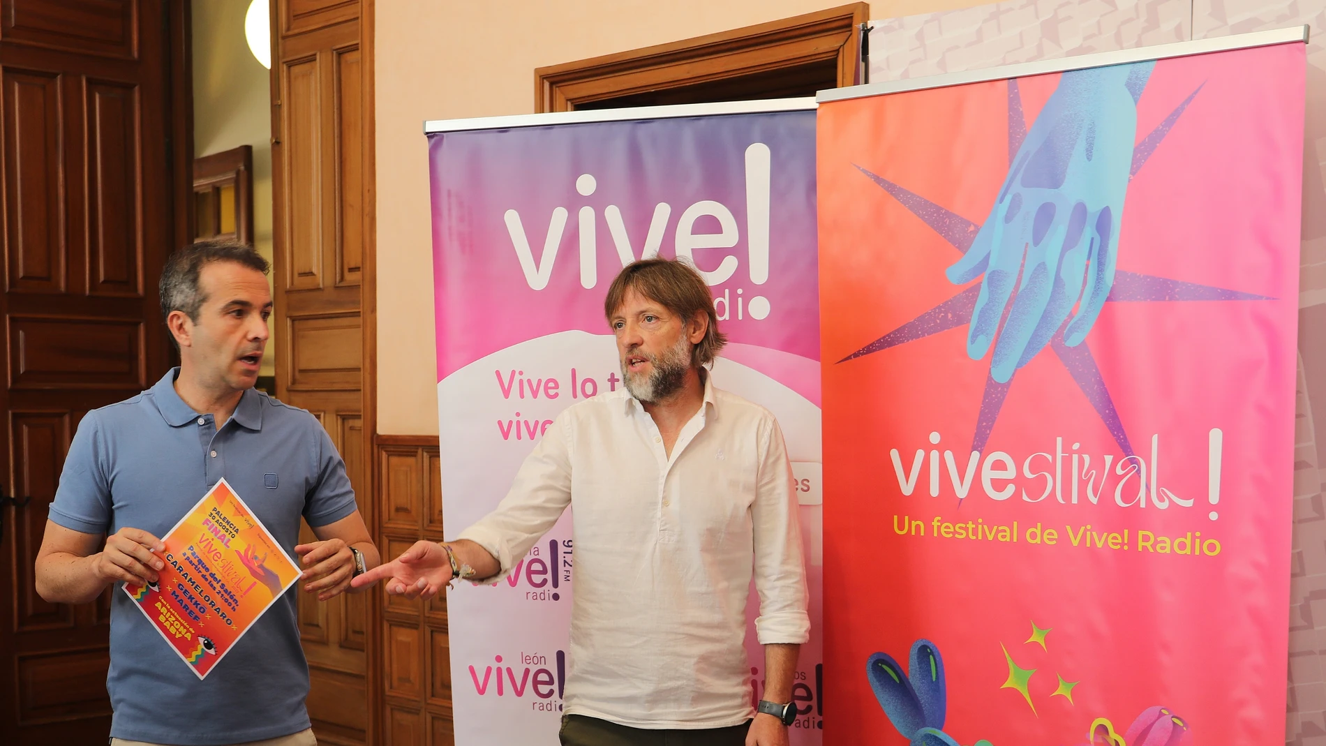 El director de La 8 Palencia y Vive Radio Palencia, Álvaro Lantada, presenta esta cita musical junto al concejal de Cultura, Turismo y Fiestas, Francisco Fernández,