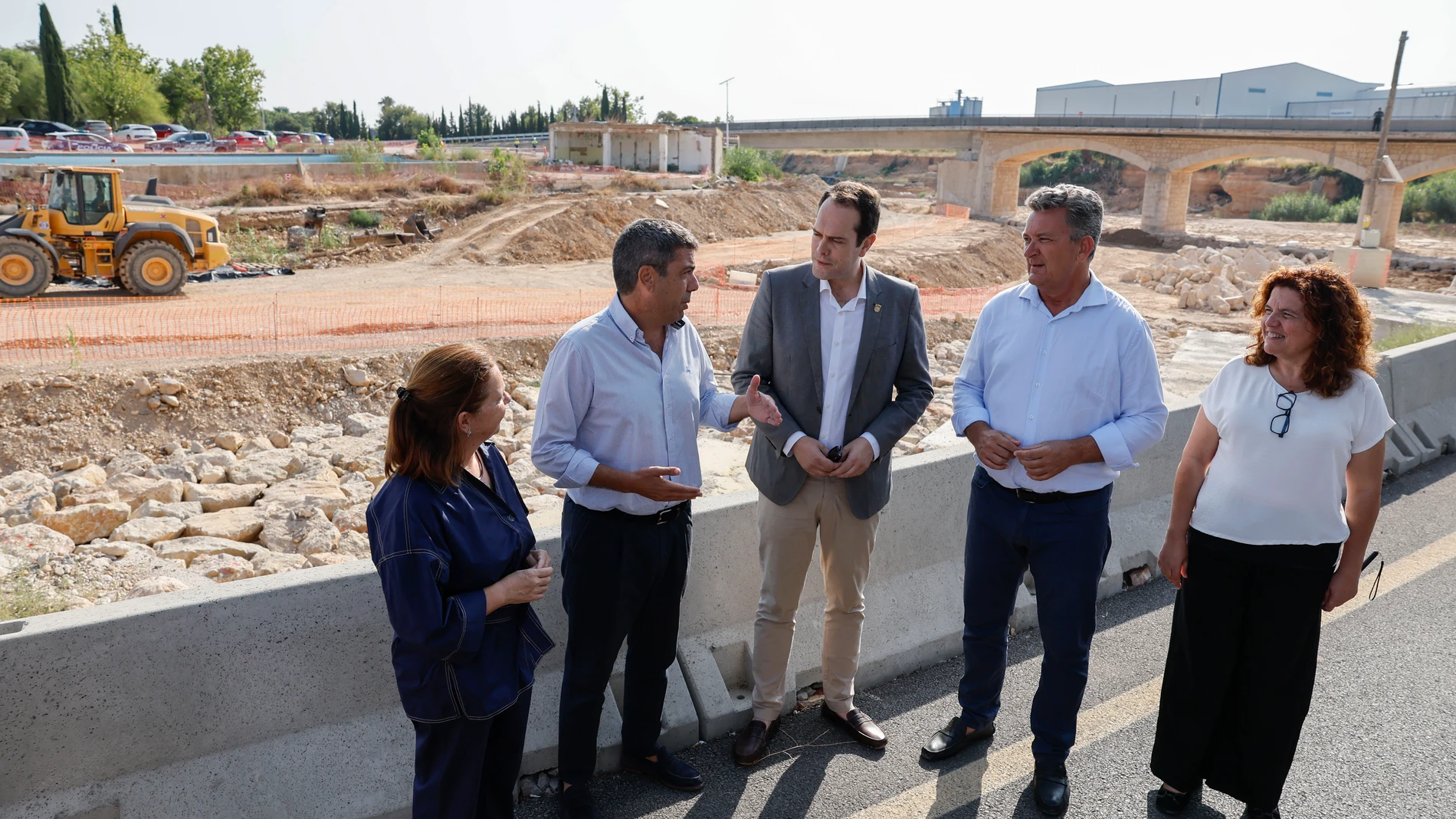 CHESTE (VALÈNCIA), 08/08/2025.-El president de la Generalitat, Carlos Mazón (2i), el alcalde de Cheste, José Morey (c), y el conseller de Medio Ambiente e Infraestructuras, Vicente Martínez (2d), asisten este viernes a la puesta en servicio de la CV-50 a su paso por Cheste.-EFE/ Ana Escobar