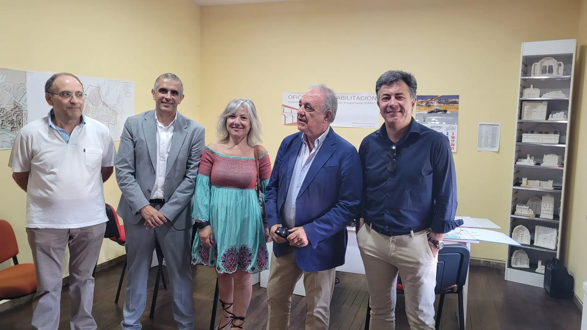 El director general de Trabajo y Prevención de Riesgos Laborales, José Manuel Barrios, acompañado del delegado territorial de la Junta en Palencia, José Antonio Rubio Mielgo, ha visitado hoy, en Aguilar de Campoo, las instalaciones de la empresa palentina Plató Natural Multimedia y Comunicación S.L