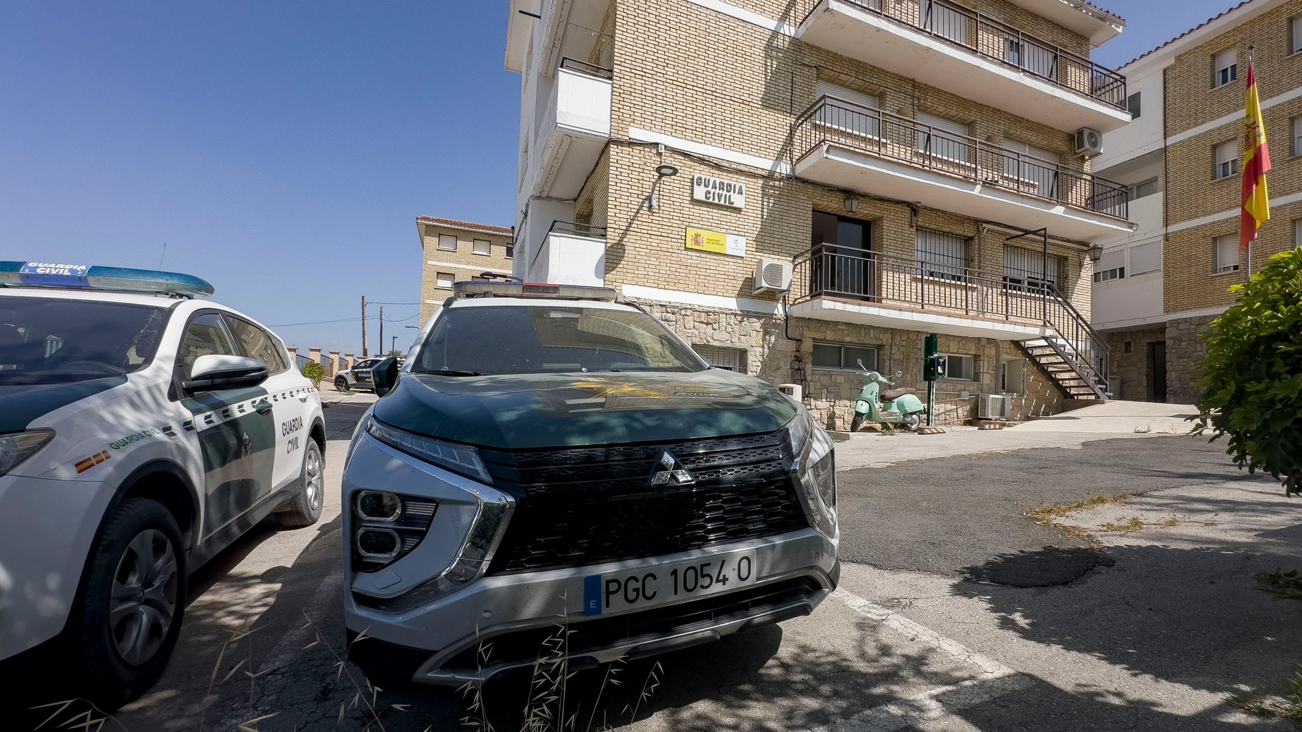 LEBRIJA (SEVILLA), 08/08/2025.- Cuartel de la Guardia Civil en Lebrija. Un joven de unos 30 años ha sido detenido este viernes por su presunta relación con un tiroteo con tres heridos, uno de ellos de mayor gravedad y de unos 50 años, ocurrido a primera hora de esta pasada madrugada en la localidad sevillana de Las Cabezas de San Juan. EFE David Arjona