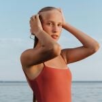 Pelo mojado con estilo: trucos de experto para salir bien peinada sin secador