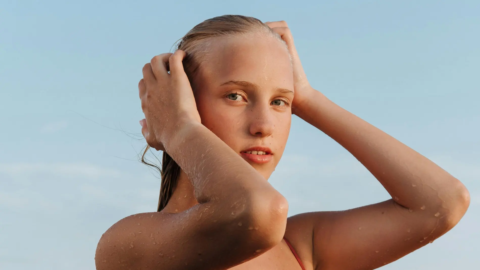 Pelo mojado con estilo: trucos de experto para salir bien peinada sin secador
