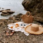 Picnic de snacks en la playa.