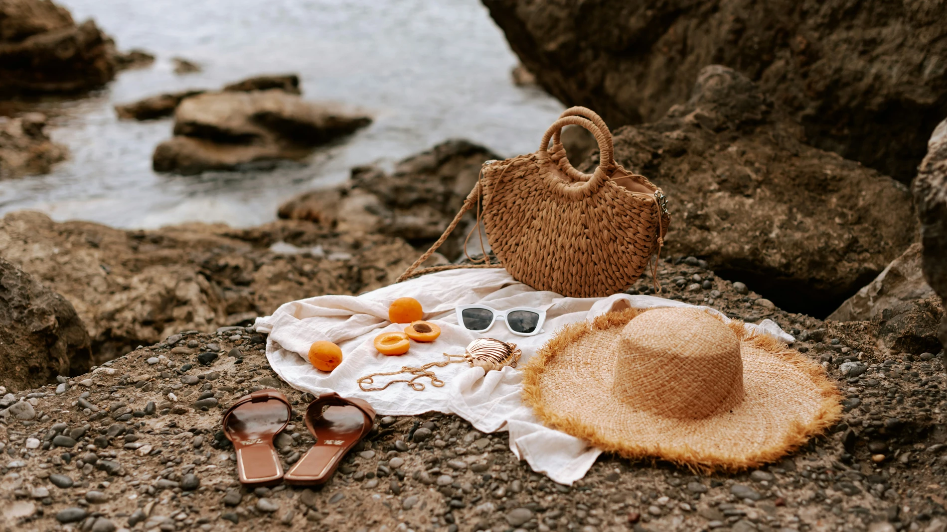 Picnic de snacks en la playa.