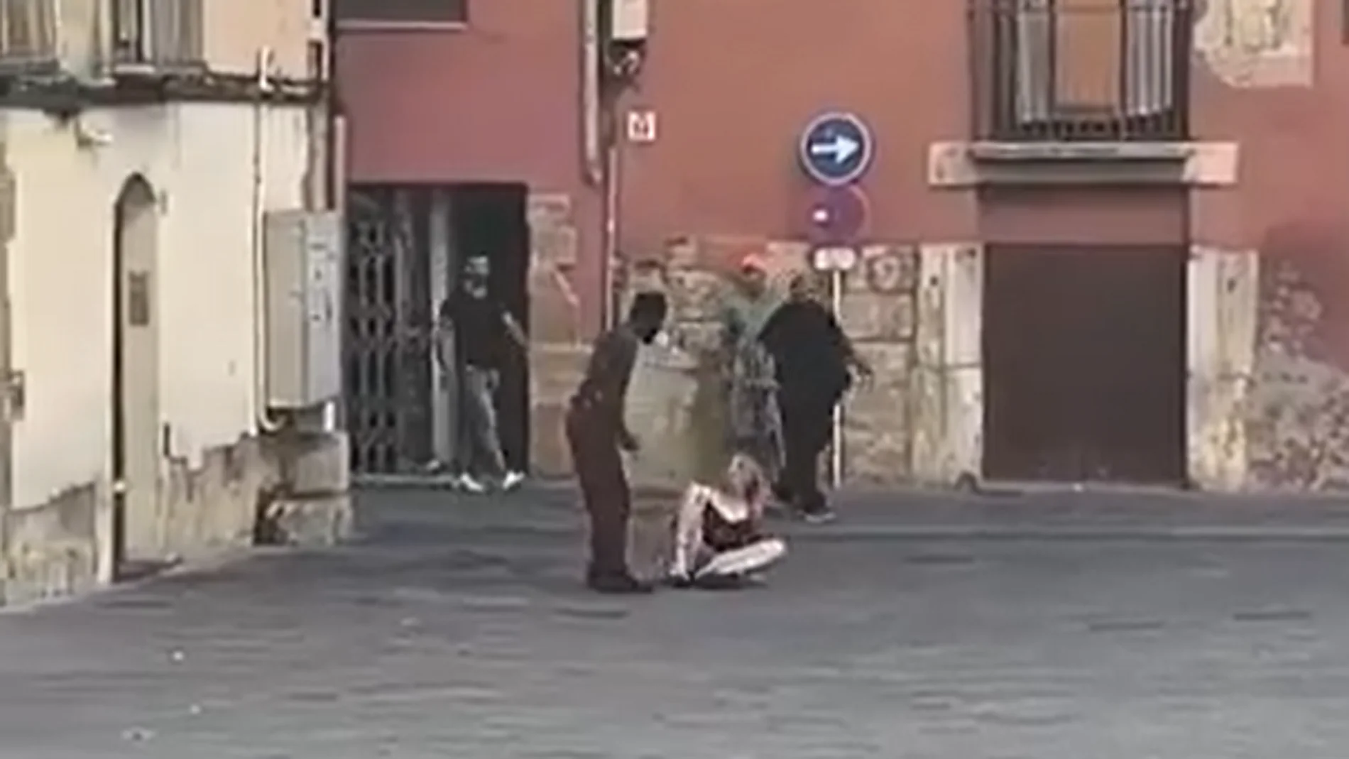 Un inmigrante subsahariano agrede a dos personas trans en el centro de Tortosa