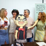 Divierteatro, el programa de animación infantil de la Feria de Teatro de Castilla y León, rinde homenaje este año al 125 aniversario del Teatro Nuevo Fernando Arrabal. En la imagen Ana María Castaño concejal de Ciudad Rodrigo, Miriam Hernández coordinadora de Divierteatro, Manuel González director de la Feria de Teatro de Castilla y Léon y Belén Barco concejal del Ayuntamiento de Ciudad Rodrigo