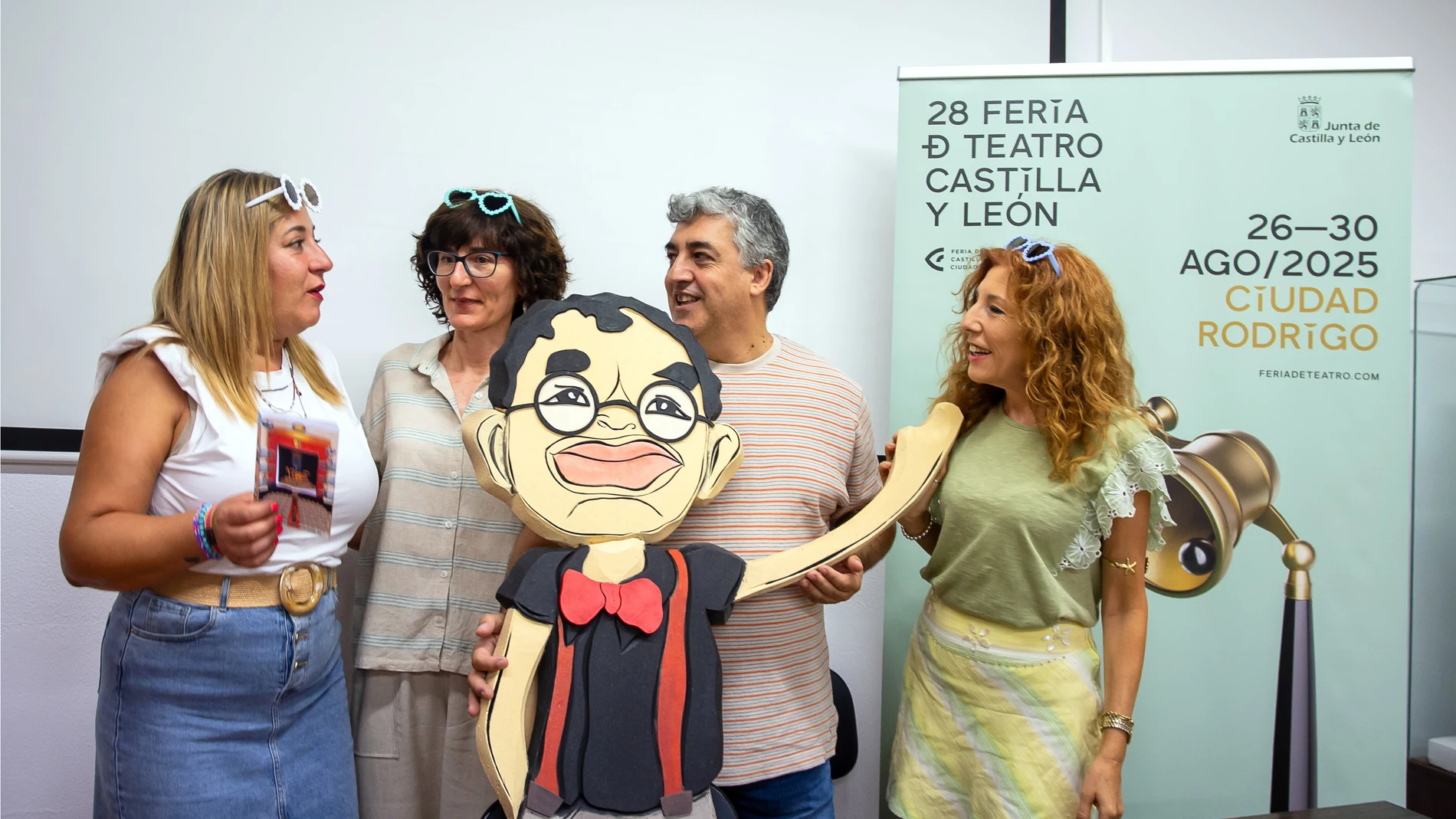Divierteatro, el programa de animación infantil de la Feria de Teatro de Castilla y León, rinde homenaje este año al 125 aniversario del Teatro Nuevo Fernando Arrabal. En la imagen Ana María Castaño concejal de Ciudad Rodrigo, Miriam Hernández coordinadora de Divierteatro, Manuel González director de la Feria de Teatro de Castilla y Léon y Belén Barco concejal del Ayuntamiento de Ciudad Rodrigo