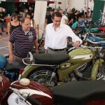 Suárez-Quiñones visita la Feria del Motor en el patio del Colegio Carmelitas de La Bañeza que rinde homenaje a Derbi