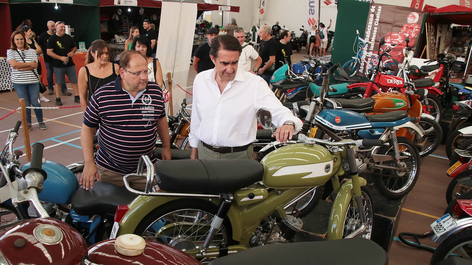Suárez-Quiñones visita la Feria del Motor en el patio del Colegio Carmelitas de La Bañeza que rinde homenaje a Derbi