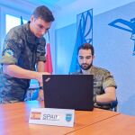 Oficiales de enlace españoles gestionando operaciones