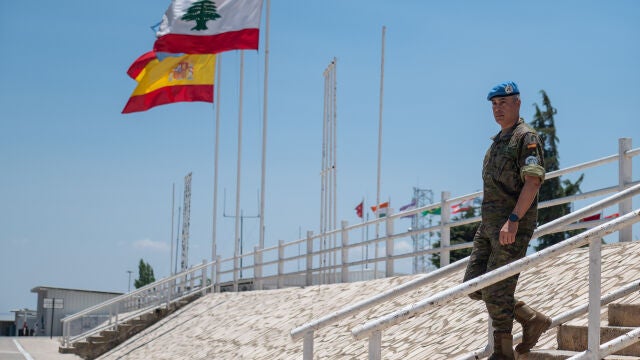 El general de Brigada Ricardo Esteban Cabrejos, en la base "Miguel de Cervantes"