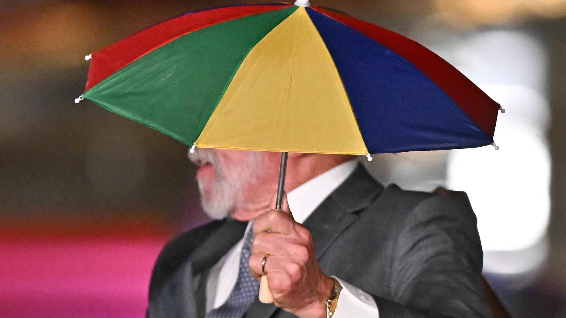 AME8467. BRASILIA (BRASIL), 07/08/2025.- El presidente de Brasil, Luiz Inácio Lula da Silva, sostiene un paraguas de frevo durante una exhibición de la película 'El agente secreto' este jueves, en el Palacio de la Alvorada, en Brasilia (Brasil). EFE/ Andre Borges