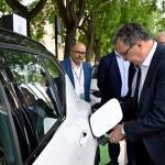 El alcalde de Murcia, José Ballesta, en un punto de recarga de vehículo eléctrico