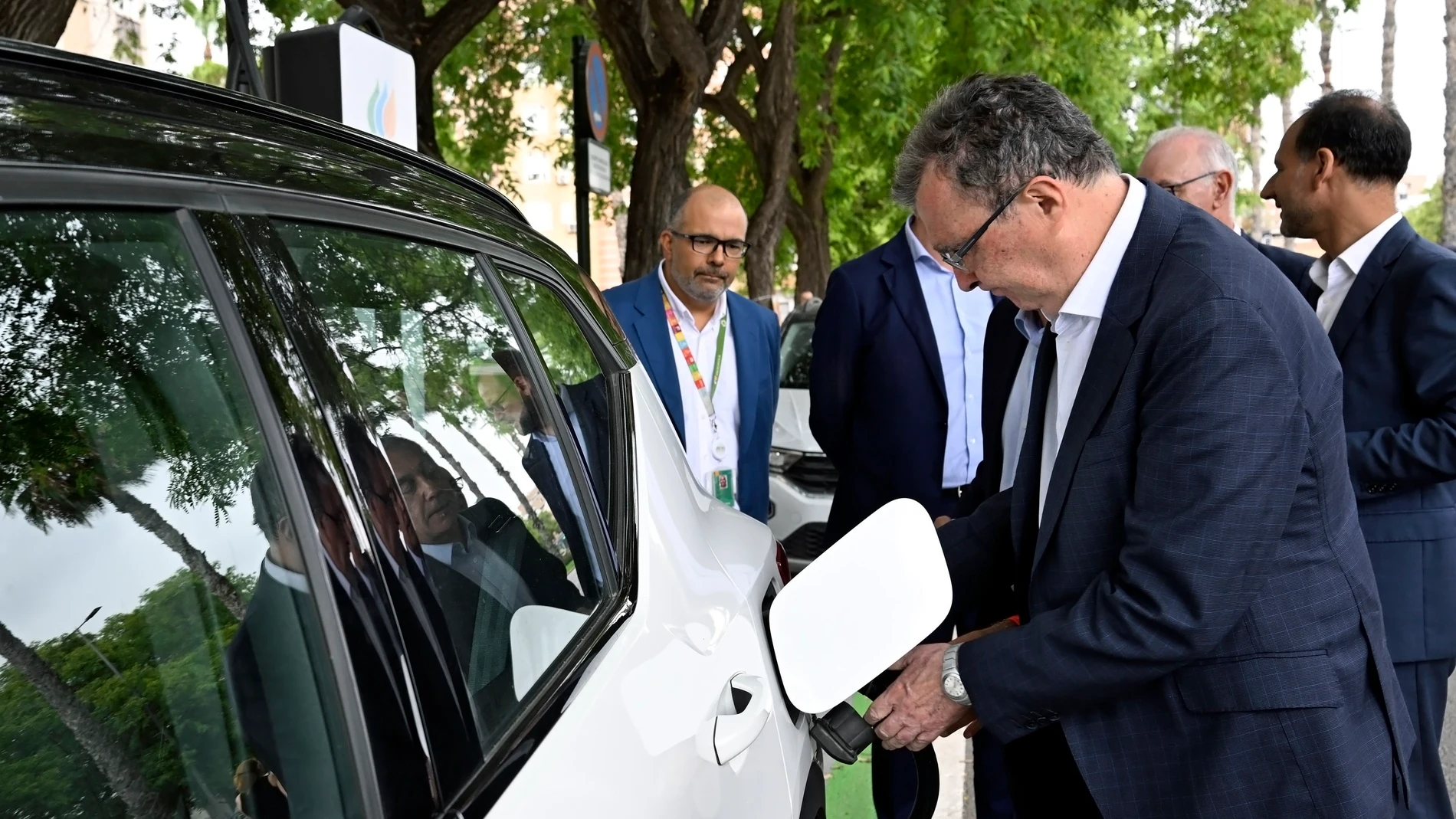 El alcalde de Murcia, José Ballesta, en un punto de recarga de vehículo eléctrico REMITIDA / HANDOUT por AYUNTAMIENTO MURCIA Fotografía remitida a medios de comunicación exclusivamente para ilustrar la noticia a la que hace referencia la imagen, y citando la procedencia de la imagen en la firma 23/07/2025