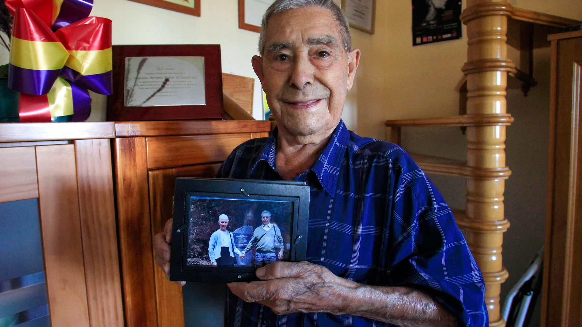 EL CAMPELLO (ALICANTE), 08/08/2025.- Francisco Martínez López "Quico", uno de los dos últimos guerrilleros españoles de la lucha antifranquista sosteniendo una foto en la que aparece con una compañera guerrillera, Consuelo Rodríguez. A sus 100 y 98 años, Quico y Esperanza recuerdan perfectamente la etapa de su juventud en la que vivieron en clandestinidad como guerrilleros antifranquistas y reivindican el papel de tantos hombres y mujeres que, como ellos, lucharon a favor de la libertad, con ...