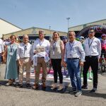 La vicepresidenta Isabel Blanco corta la cinta en la empresa Burpellet de la salida de la etapa de la Vuelta Ciclista a Burgos junto a Tomás Martín, María Teresa Maté, Ángel Carretón y Javier Guillén