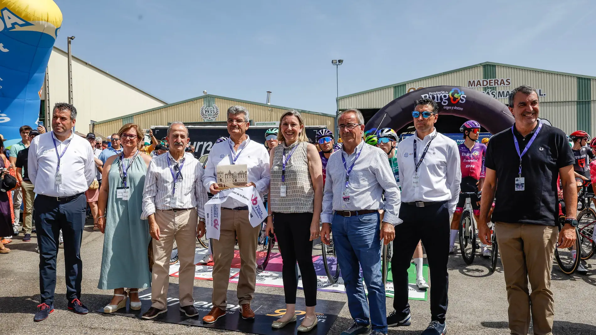 La vicepresidenta Isabel Blanco corta la cinta en la empresa Burpellet de la salida de la etapa de la Vuelta Ciclista a Burgos junto a Tomás Martín, María Teresa Maté, Ángel Carretón y Javier Guillén