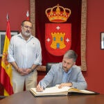 El consejero de Presidencia de Madrid visita una de las cuatro oficinas móviles de Atención al Ciudadano