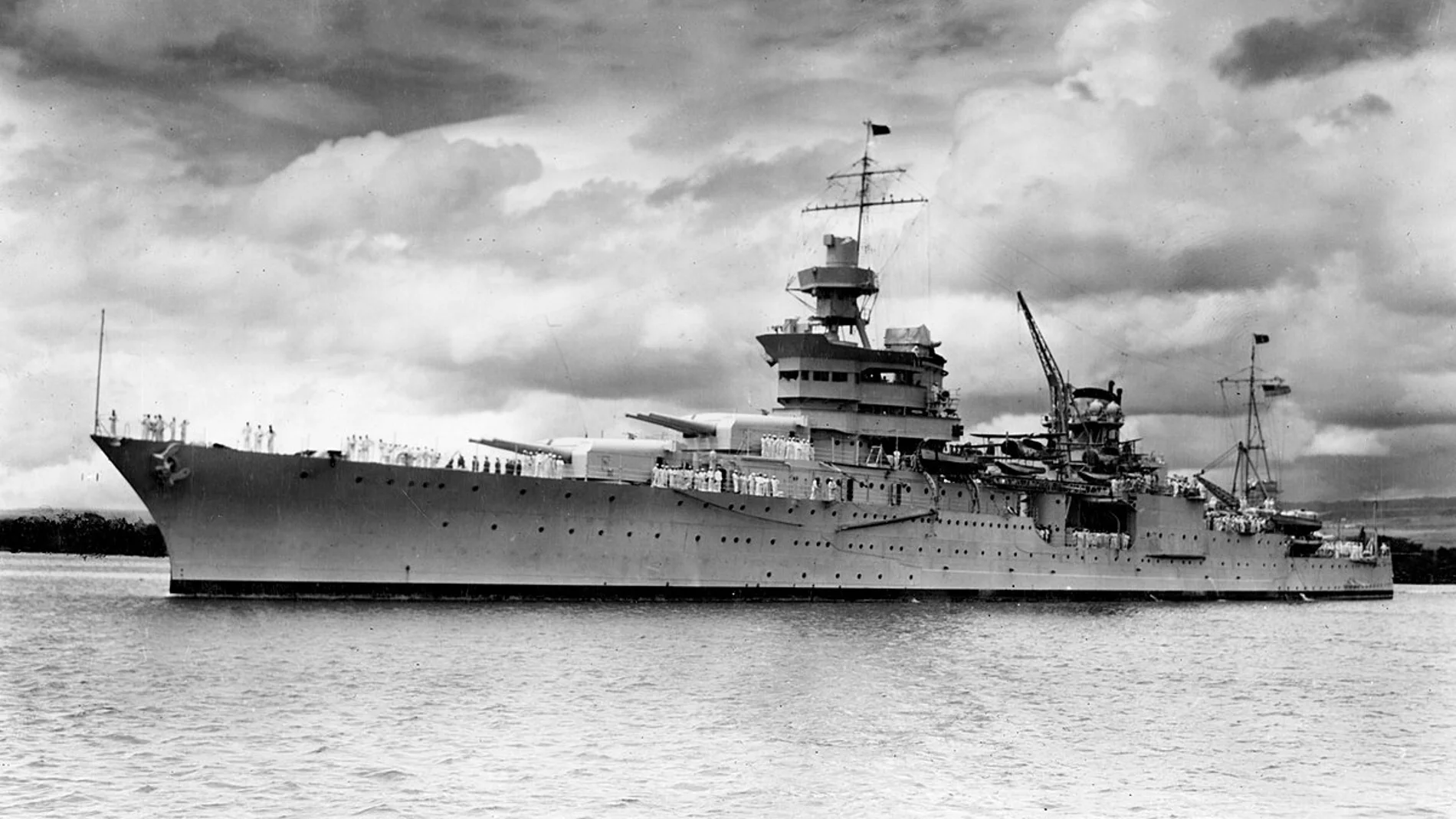 Un navío de guerra anclado en el puerto de Pearl Harbor durante la Segunda Guerra Mundial