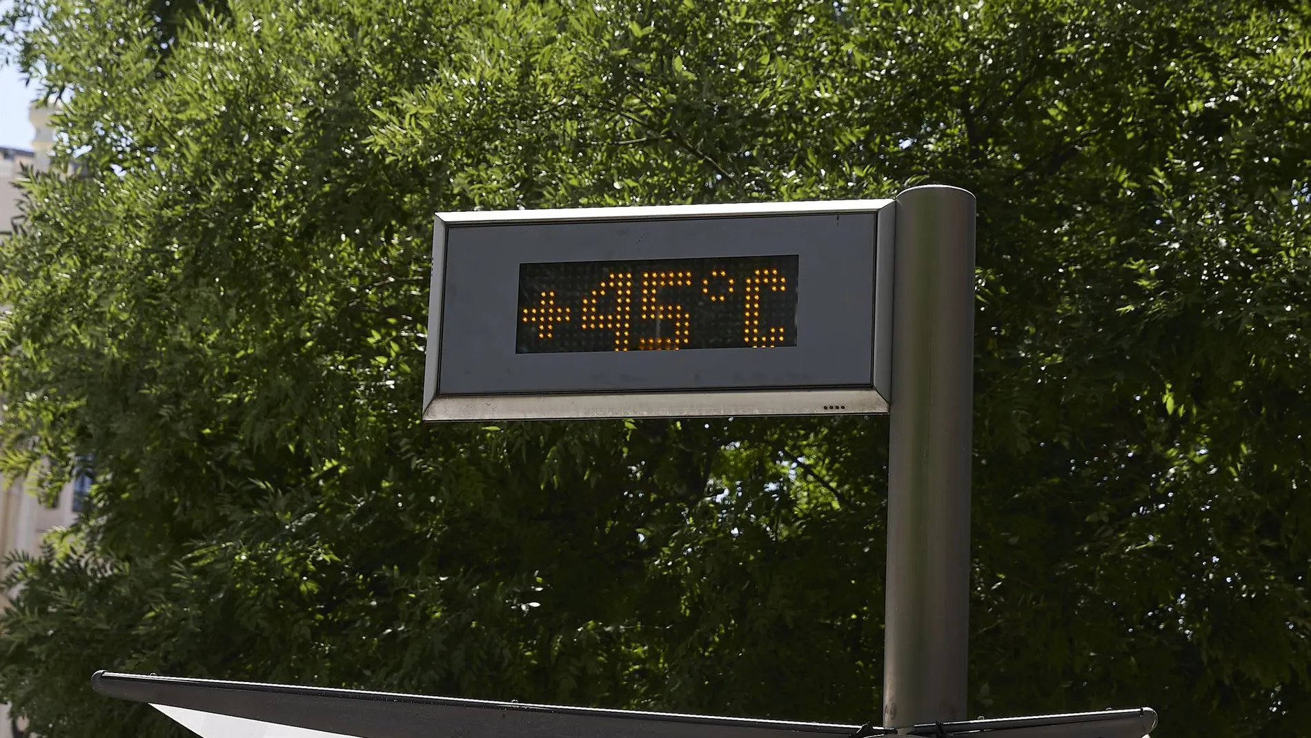 Un total de 36 provincias tienen avisos hoy por calor y tormentas, 16 con riesgo naranja y máximas de hasta 41ºC
