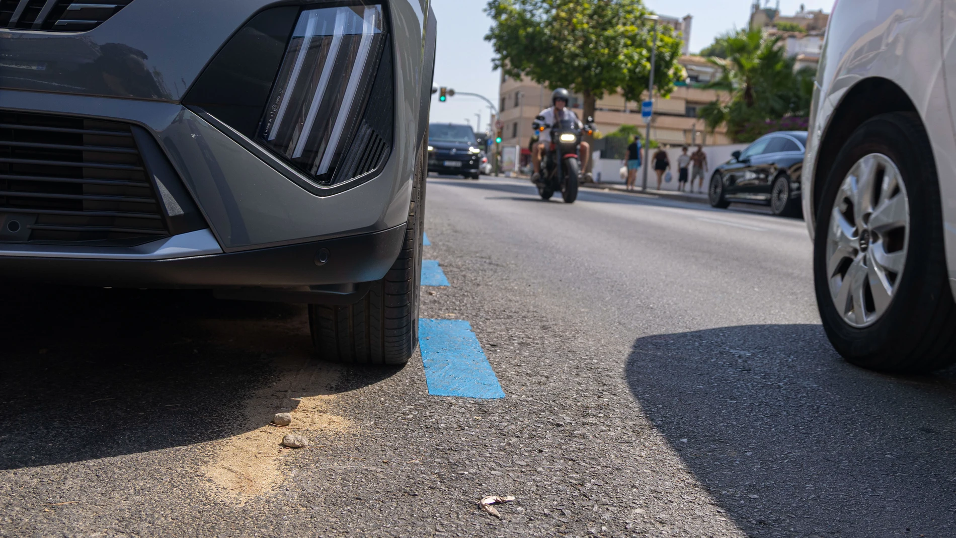 PALMA, 08/08/2025.- El cantante mallorquín Jaume Anglada se encuentra ingresado en estado grave en la UCI del Hospital Son Espases de Palma tras ser arrollado esta madrugada por un coche que se ha dado a la fuga. El accidente ha ocurrido a las 1:30 horas de este viernes, cuando Anglada, que conducía una motocicleta en la avenida Joan Miró de Palma, en la imagen, a la altura de Cala Guix, ha sido arrollado por el vehículo, que ha huido del lugar, según ha informado el Ayuntamiento.-EFE/ Cati C...