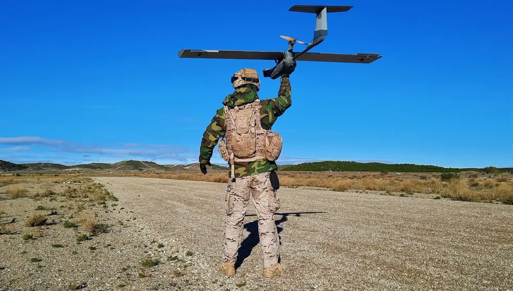 Militar español junto con un dron Seeker