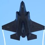 Un F-35 en vuelo durante unas maniobras militares 