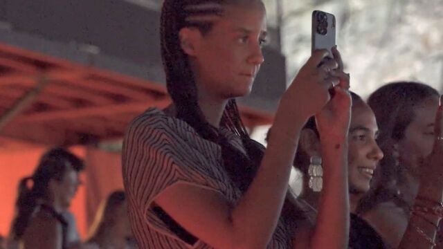 Victoria Federica deslumbra en el concierto de Guitarricadelafuente con estilo festivalero y trenzas