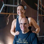 Juan Antonio junto a Chus Álvarez, la responsable del estudio de Pilates