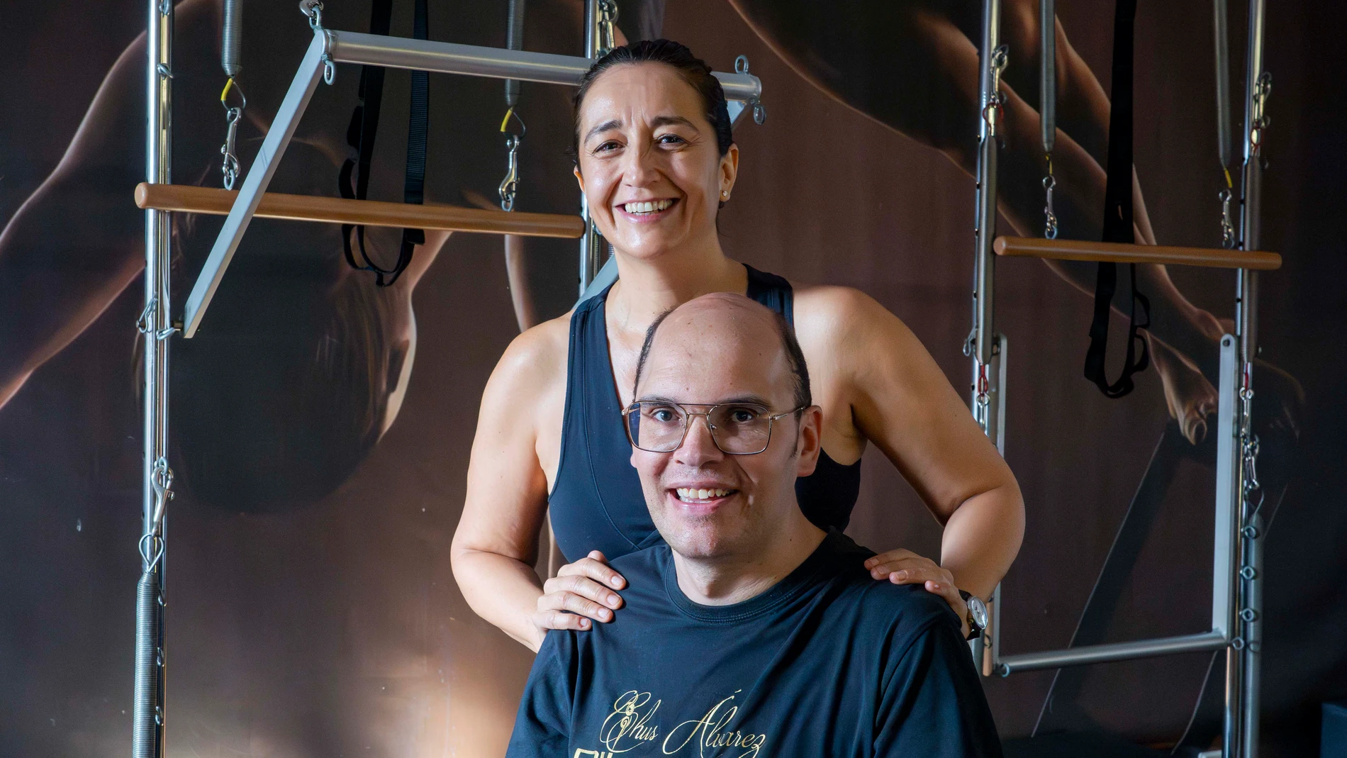 Juan Antonio junto a Chus Álvarez, la responsable del estudio de Pilates